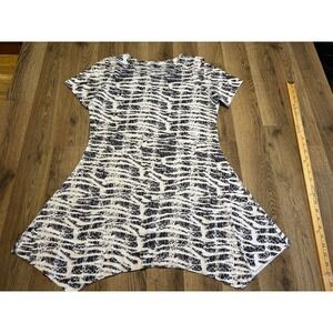 VioletRuby Tunic Top Womens Medium White Black Animal Print Sharkbite Hem
